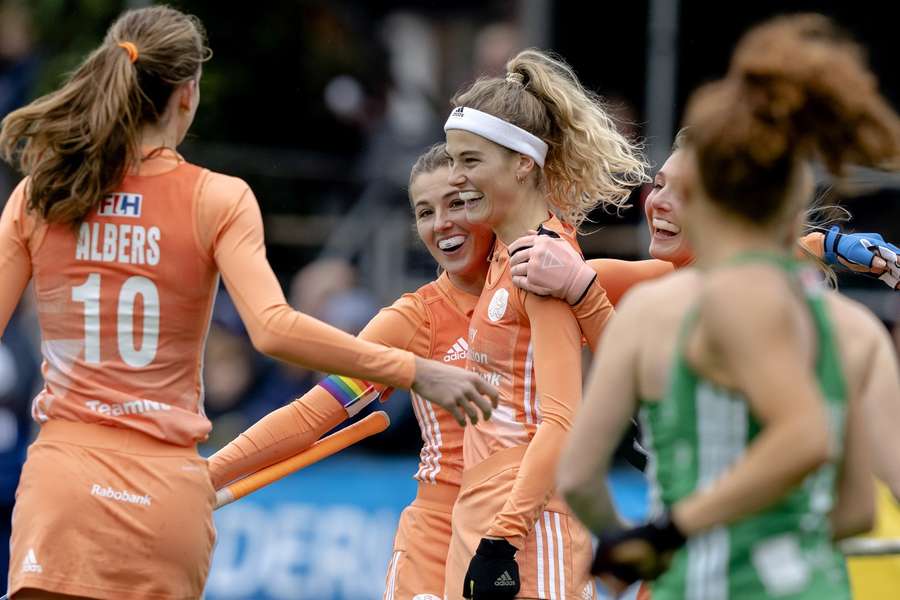 Xan de Waard en Yibbi Jansen kunnen lachen na een rake strafcorner