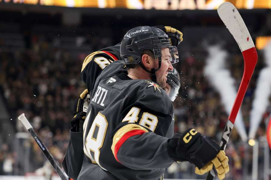 Hertl oslavil proti svému San Jose dva góly. Hertl oslavil proti svému San Jose dva góly.