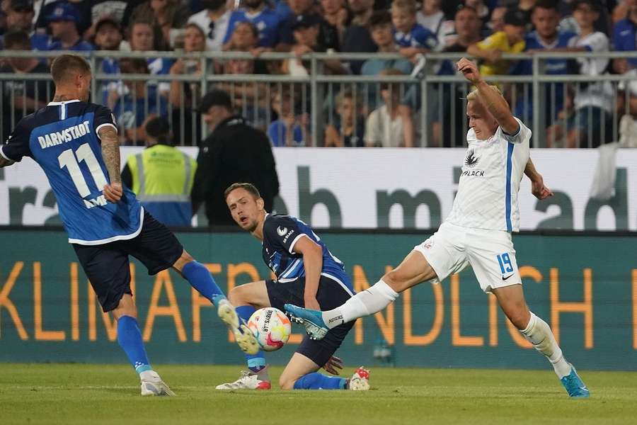 Darmstadts Müller und Kempe beim Spiel gegen Rostock