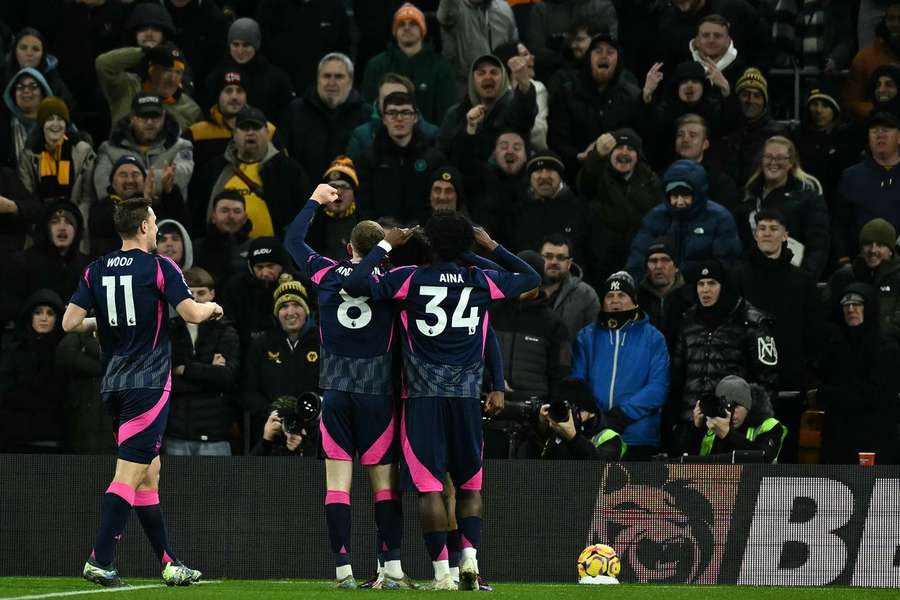 Nottingham continua em grande na Premier League