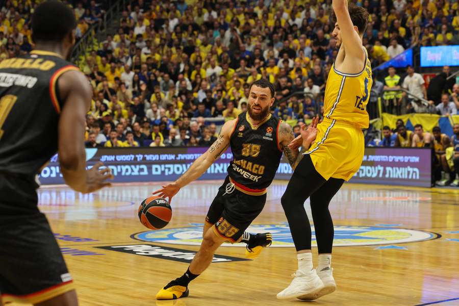 Mike James lors du 3e match contre le Maccabi. 