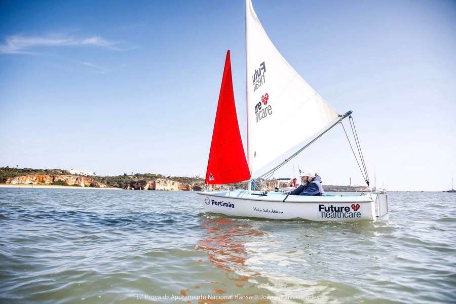 Praticante de vela em ação