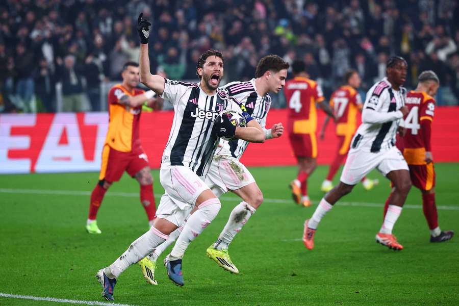 Juventus prepare new contract offer for Locatelli Juventus prepare new contract offer for Locatelli