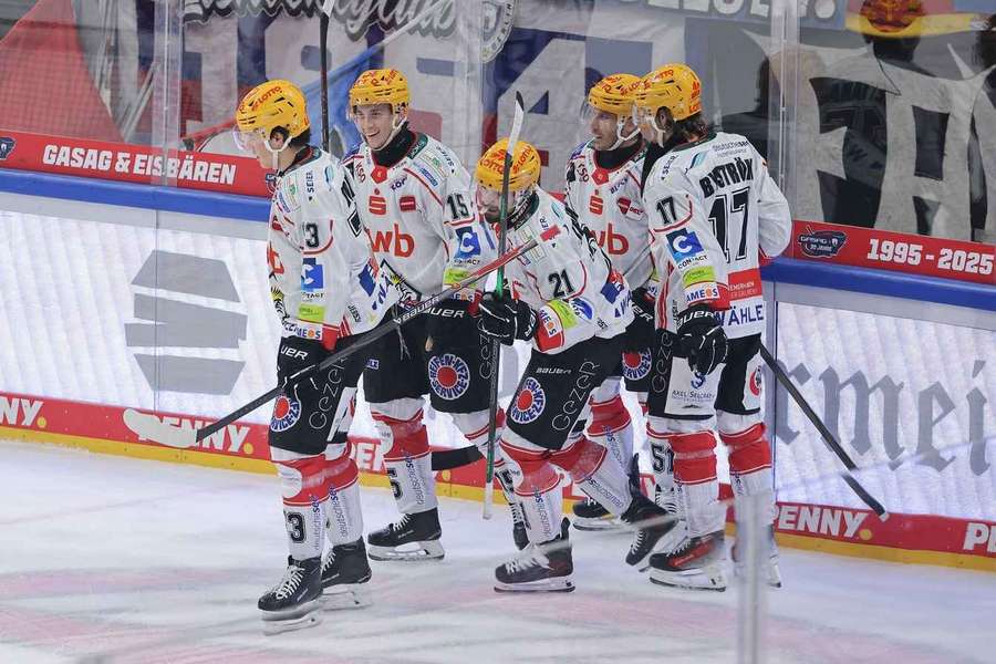 Die Pinguins erleben einen bitteren Abend. Die Pinguins erleben einen bitteren Abend.