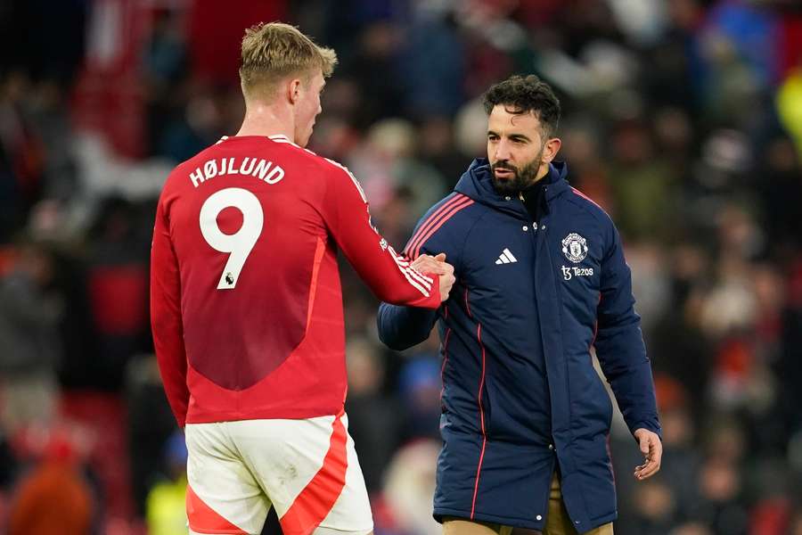 La venta de Rasmus Hojlund abriría espacio para un nuevo delantero en Old Trafford.