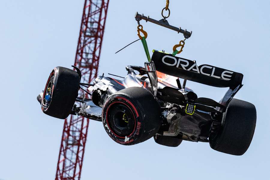 El coche del piloto de Red Bull Racing Sergio Pérez es retirado de la pista tras chocar durante una sesión de clasificación