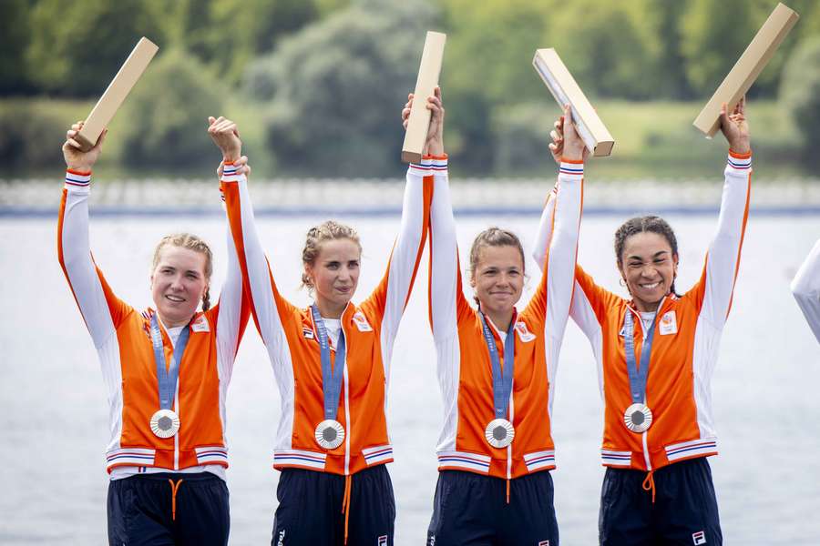 Bente Paulis, Laila Youssifou, Roos de Jong en Tessa Dullemans met het zilver om de nek