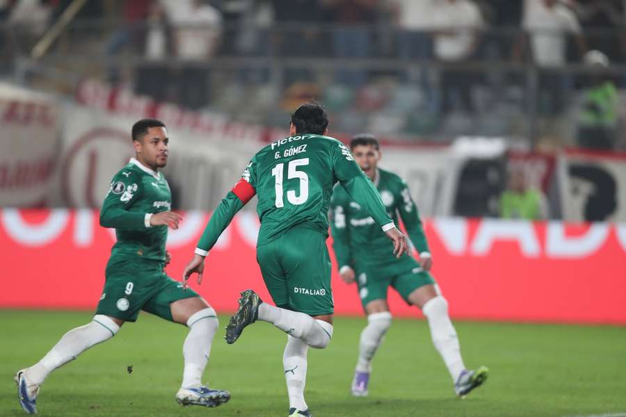 Vitor Roque e Gomez fizeram gols no meio de semana
