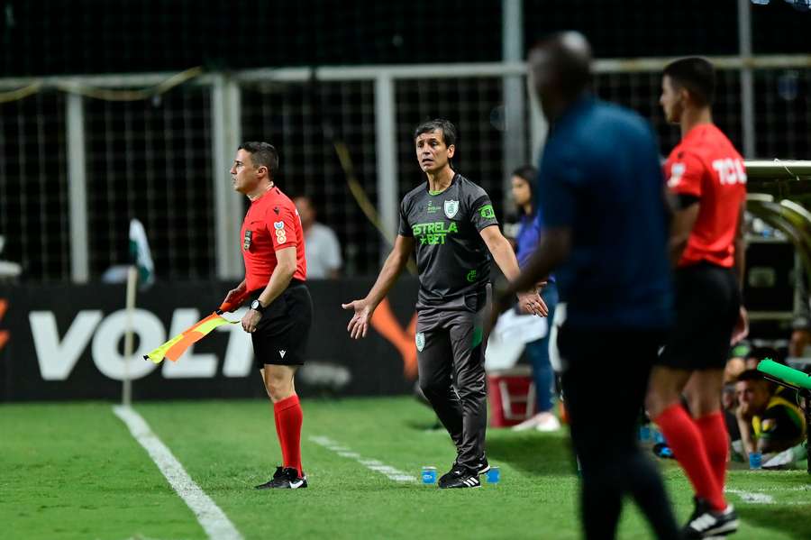 Bustos fez três substituições no intervalo