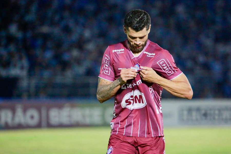 Caxias de Jhonatan Ribeiro corre por fora no Grupo B Caxias de Jhonatan Ribeiro corre por fora no Grupo B