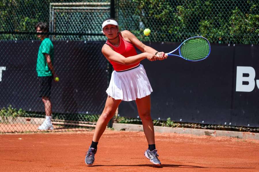 Madalena Matias perdeu com Rebecca Sramkova por 6-1 e 6-1