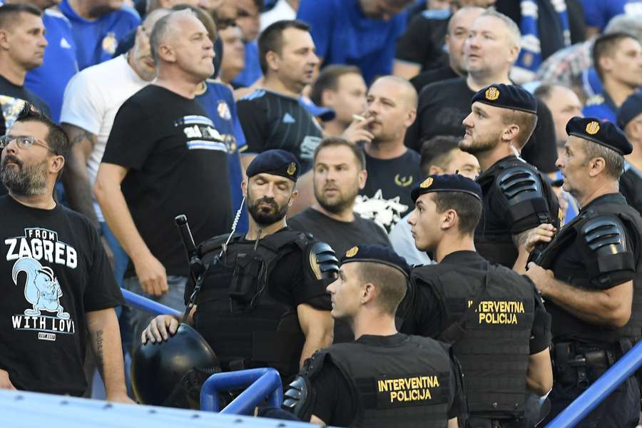 Polícia de olho nos hooligans do Dinamo durante o jogo de ida em Zagreb