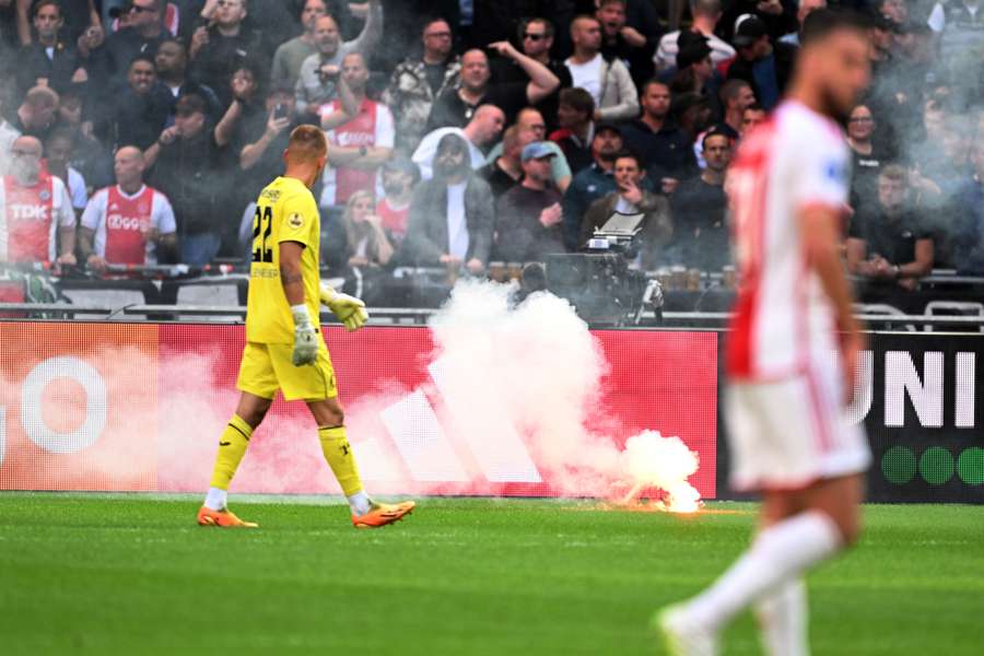 Vuurwerk op het veld bij Ajax - Feyenoord