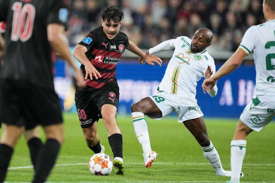 Aral Simir (FCM 58) mod Fouad Bachirou (Nicosia 19) da FC Midtjylland spiller mod Omonia Nicosia