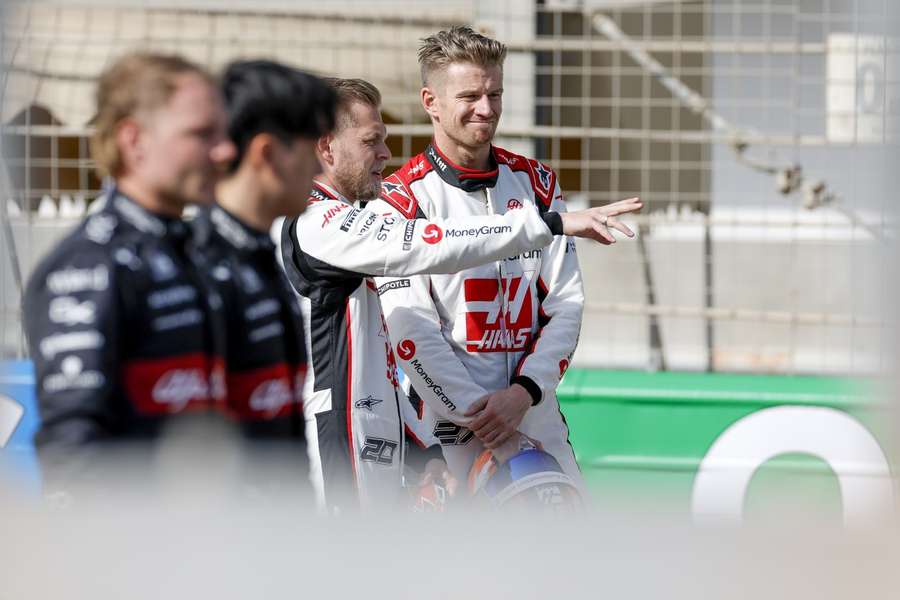 Kevin Magnussen en Nico Hülkenberg tijdens de testritten op 23 februari