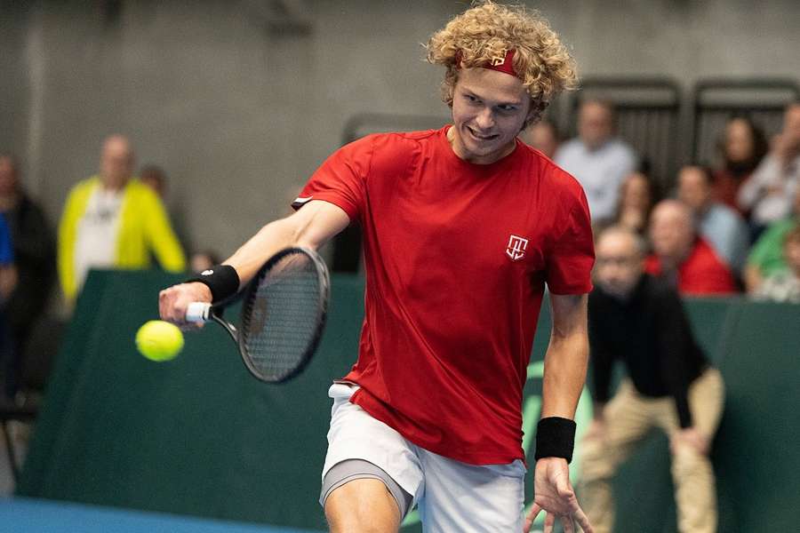 August Holmgren i aktion for Danmark i Davis Cup kampen mod Indien