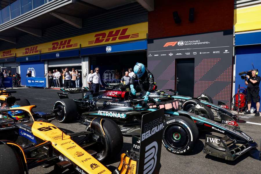 George Russell, piloto britânico da Mercedes, abandona o carro depois de vencer o Grande Prémio da Bélgica de Fórmula 1