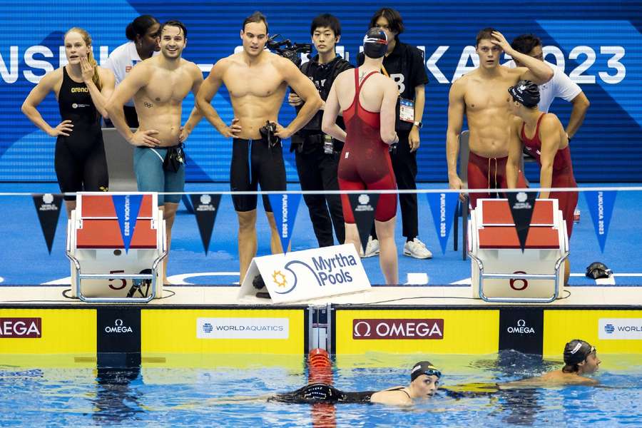 Het Nederlandse team na de 4 x 100 meter op het WK