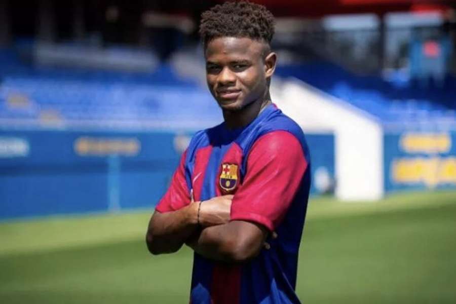 Mikayil Faye, central senegalês de 20 anos do Barcelona