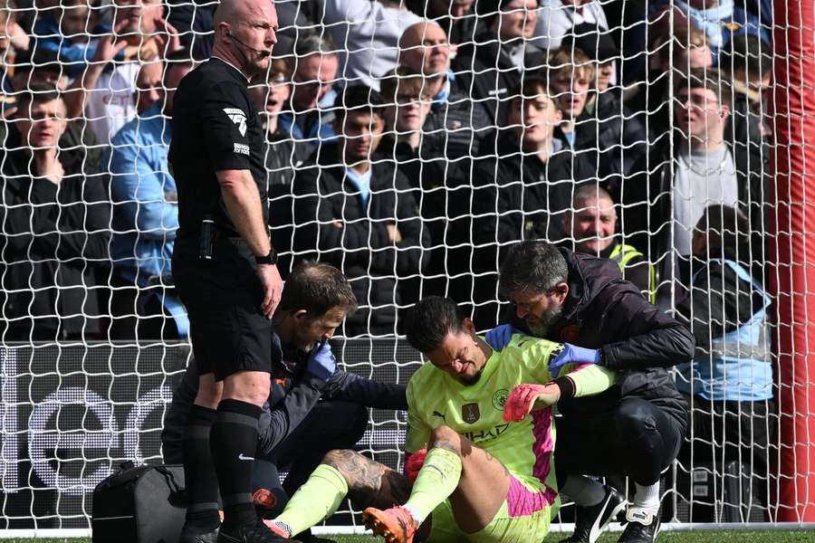 Ederson saiu lesionado do jogo com o Manchester City