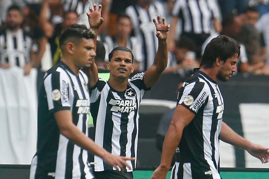 Danilo Barbosa abriu o placar para o Botafogo