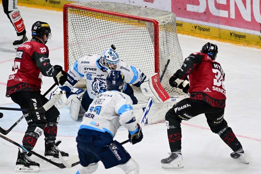 Hyka střílí třetí gól Sparty.