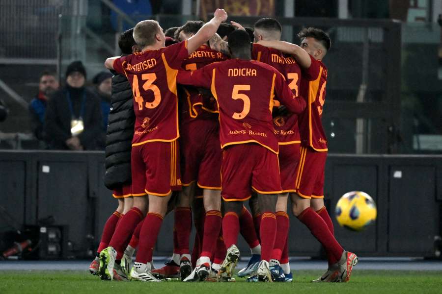 Los jugadores de la Roma abrazan a Lorenzo Pellegrini tras el 1-0