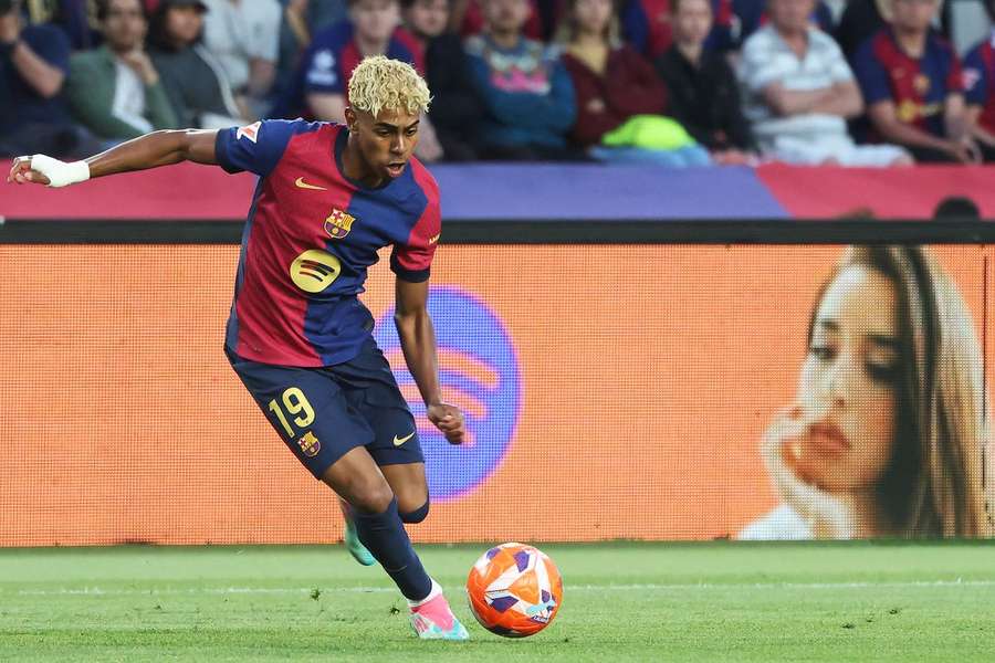 Lamine Yamal, a punto de golpear el balón 