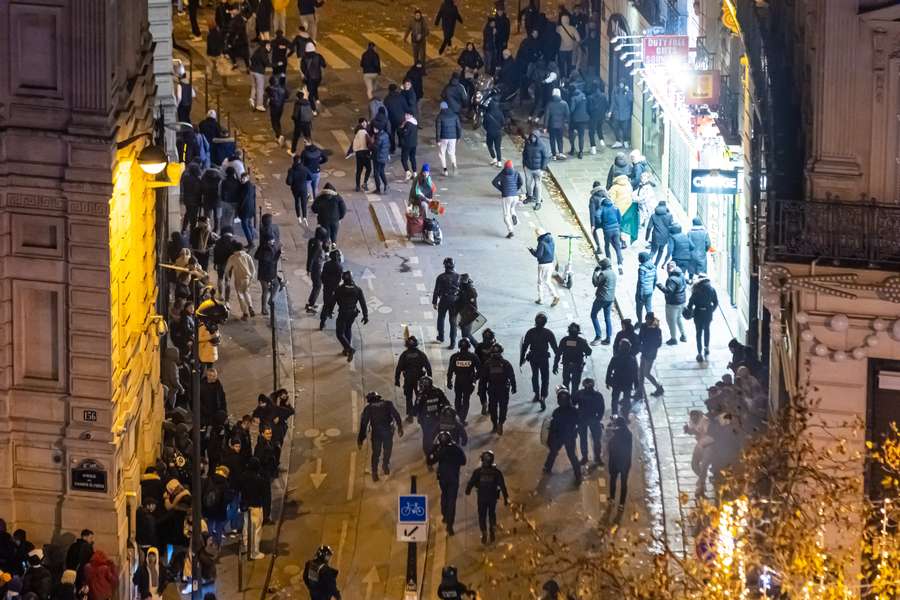 Confrontatie tussen Franse politie en fans in Parijs na de halve finale