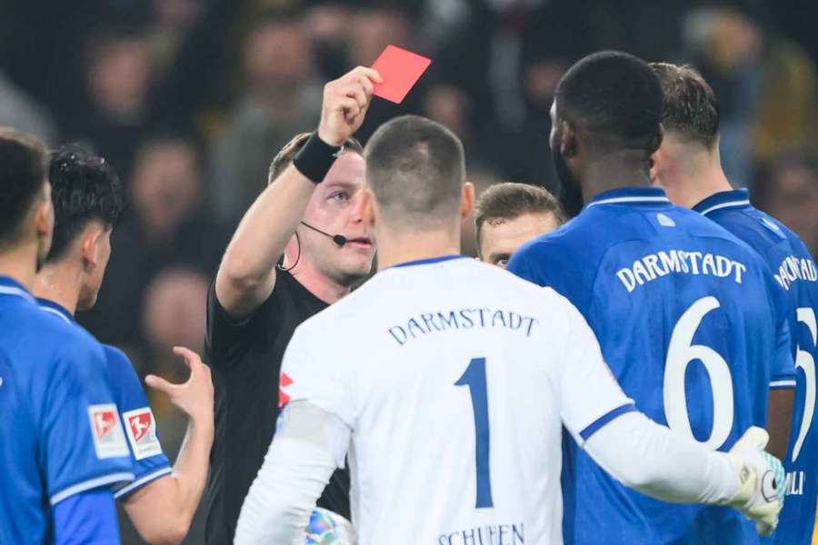 Patric Pfeiffer (r.) kassierte kurz vor der Pause die Rote Karte
Patric Pfeiffer (r.) kassierte kurz vor der Pause die Rote Karte