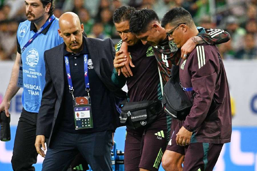 Alvaraz teve de ser retirado do jogo por causa de uma lesão