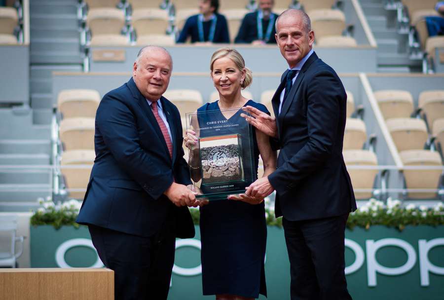 Chris Evert já foi homenageada em Roland Garros algumas vezes
