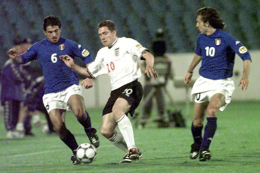 El inglés David Dunn, en el centro, es perseguido por el italiano Gennaro Gattuso, a la izquierda, y el italiano Andrea Pirlo.