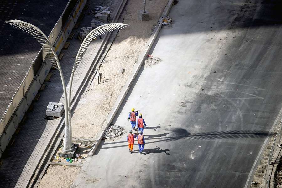 Arbeiders aan het werk in de wijk West Bay in Doha