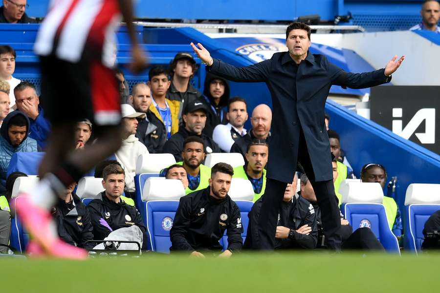 Mauricio Pochettino, del Chelsea, grita instrucciones a su equipo durante la derrota en casa ante el Brentford