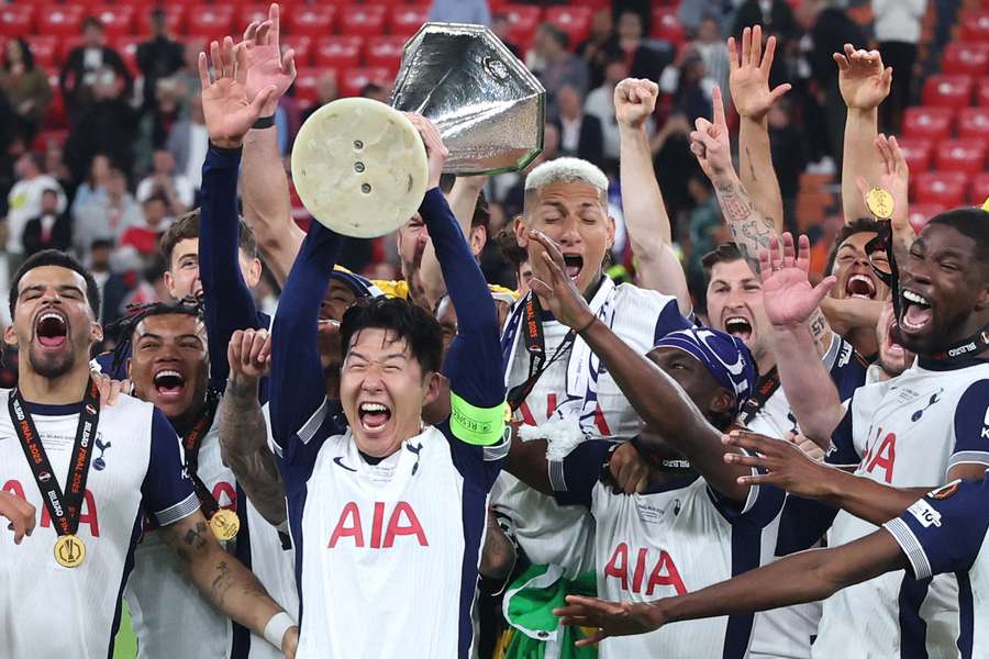 No seu primeiro título pelo Tottenham, Son ficou sem medalha no pódio da Liga Europa No seu primeiro título pelo Tottenham, Son ficou sem medalha no pódio da Liga Europa