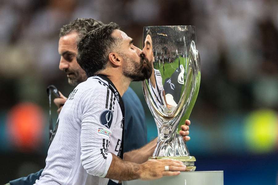 Dani Carvajal besa la Supercopa de Europa en 2024