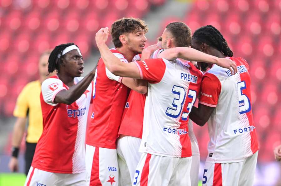 Radost fotbalistů Slavie v duelu s Jabloncem.