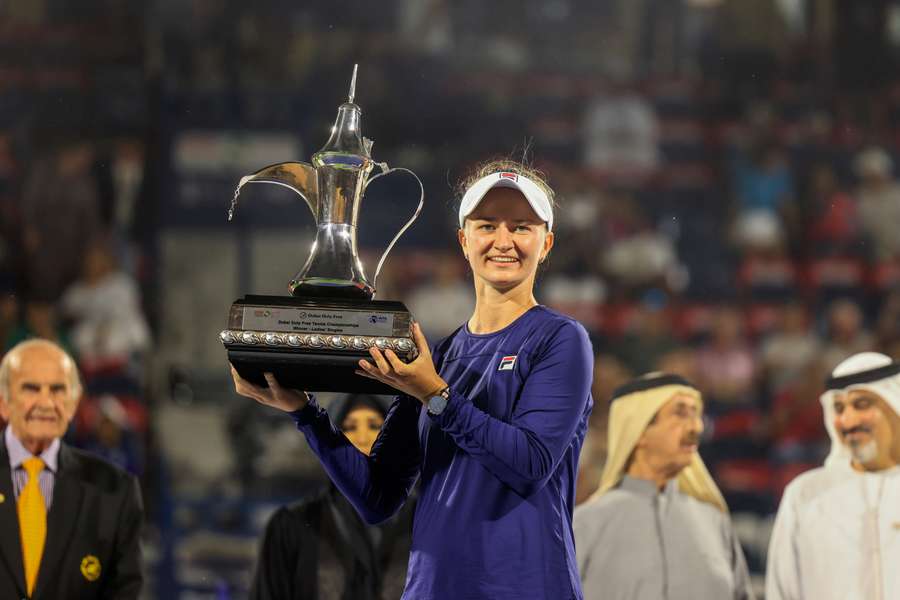 Krejcikova løfter trofæet i Dubai.