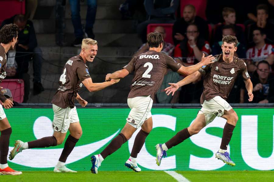 Telstar celebrate Patrick Brouwer's (R) goal against PSV