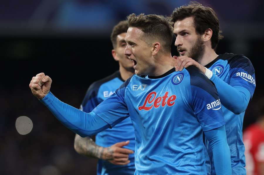 Napoli wint weer ruim en gaat met overtuiging richting laatste acht in de Champions League