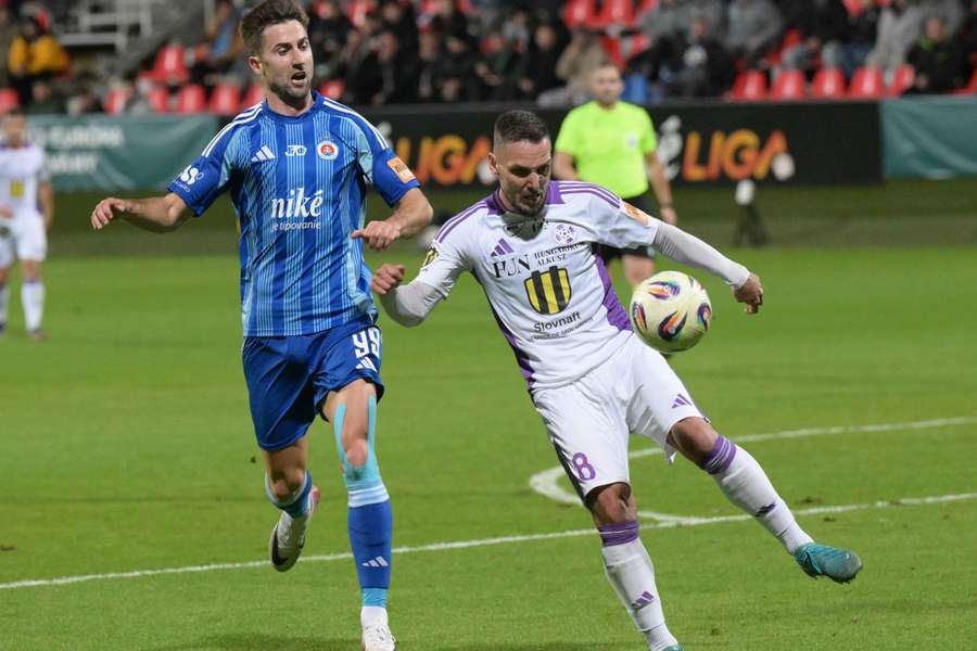 Šporar bol v Komárne dvojgólový. Šporar bol v Komárne dvojgólový.