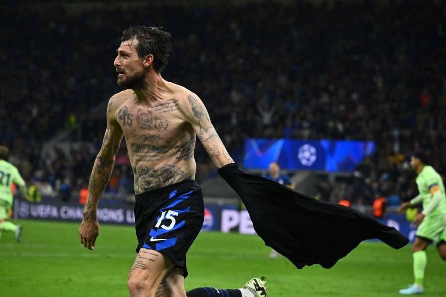 Francesco Acerbi esulta dopo la rete del 3-3