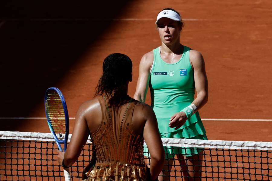 Laura Siegemund am Netz mit Naomi Osaka Laura Siegemund am Netz mit Naomi Osaka
