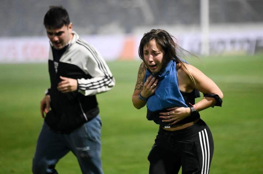 Torcedores do Gimnasia correm do gás lacrimogêneo no estádio Carmelo Zerillo, em La Plata