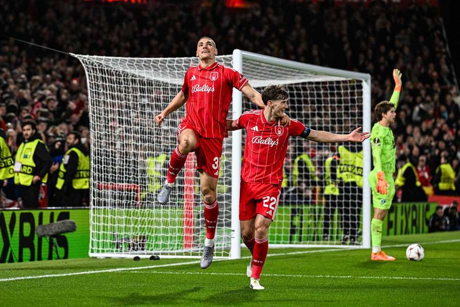 Nikola Milenkovic, del Nottingham Forest, celebra con Ryan Yates tras marcar