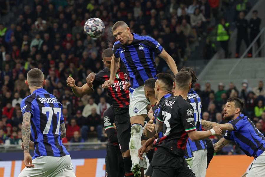 Edin Dzeko in azione contro il Milan