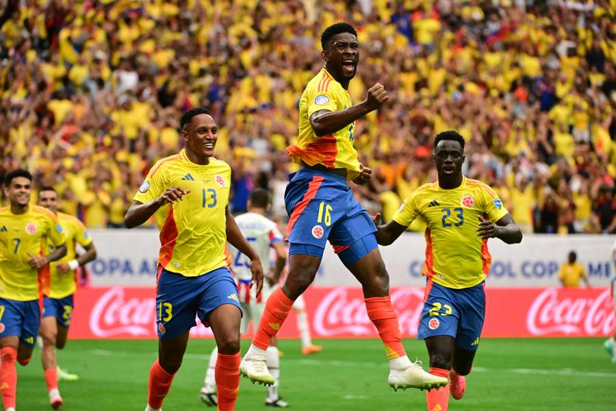 Jefferson Lerma van Colombia viert feest na het scoren van het tweede doelpunt