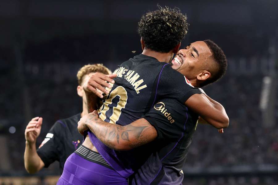 Barcelona goleia Betis com gol de Jesus e expulsão de ex-Flu após cabeçada em Yamal Barcelona goleia Betis com gol de Jesus e expulsão de ex-Flu após cabeçada em Yamal