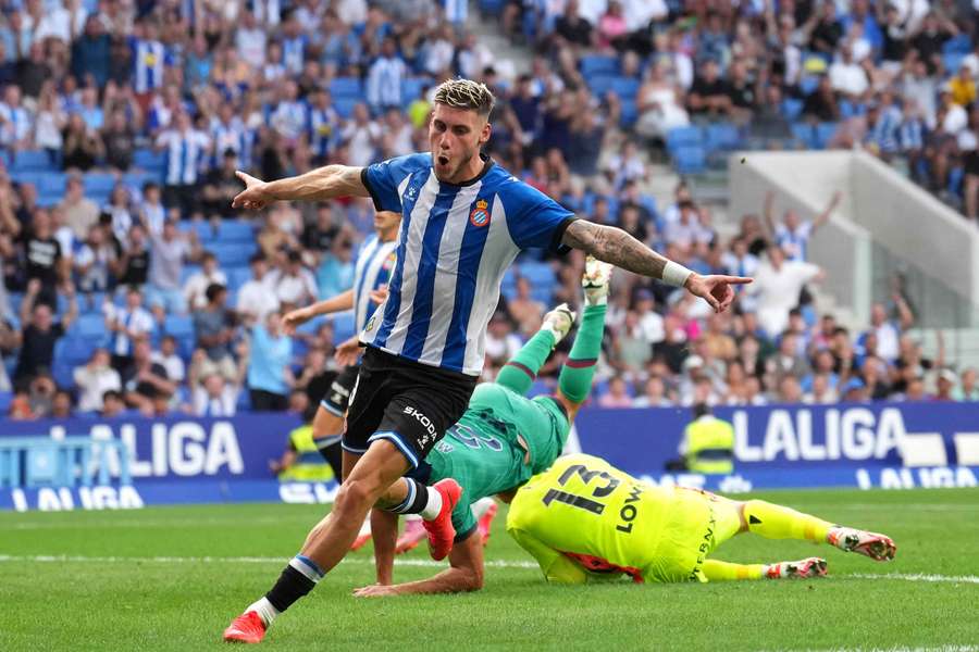 Roberto Fernández celebra uno de sus goles ante el Levante Roberto Fernández celebra uno de sus goles ante el Levante